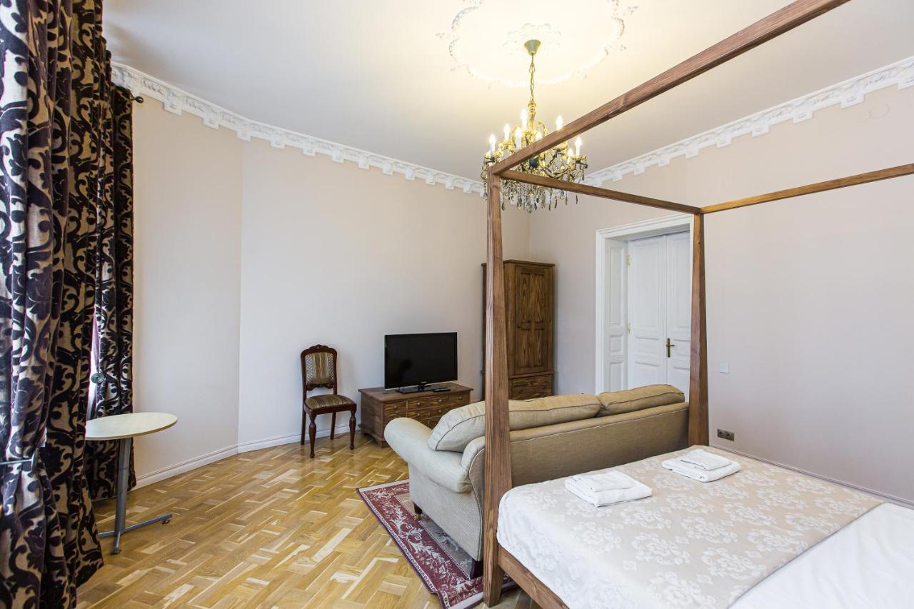 Австрійська Квартира В Центрі На Вулиці Михальчука 5 Lviv Exteriör bild